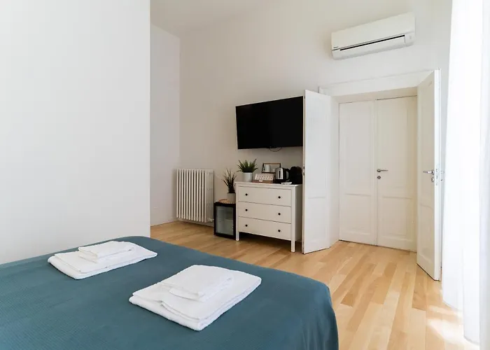 Residenza Leoncino 게스트하우스 4*
