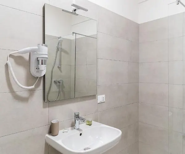 게스트하우스 Residenza Leoncino 4*
